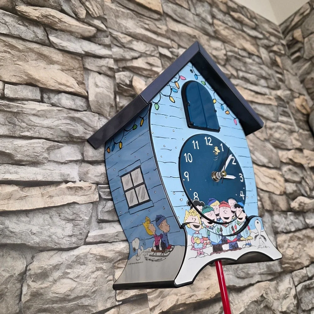 Peanuts Charlie Brown Christmas Cuckoo Clock‎ Snoopy Caroling Winter Scene Decor